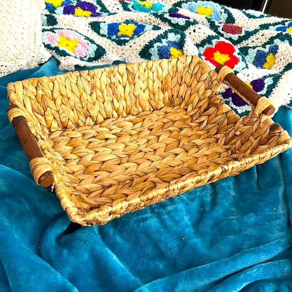 Vintage Circle Glass LLC Made In China Wood Handle Water Hyacinth Tray/Basket